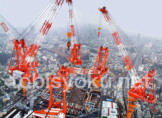 工事現場のタワークレーン組立解体も鳶職人の仕事です