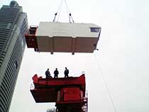 タワークレーン運転席取り付け